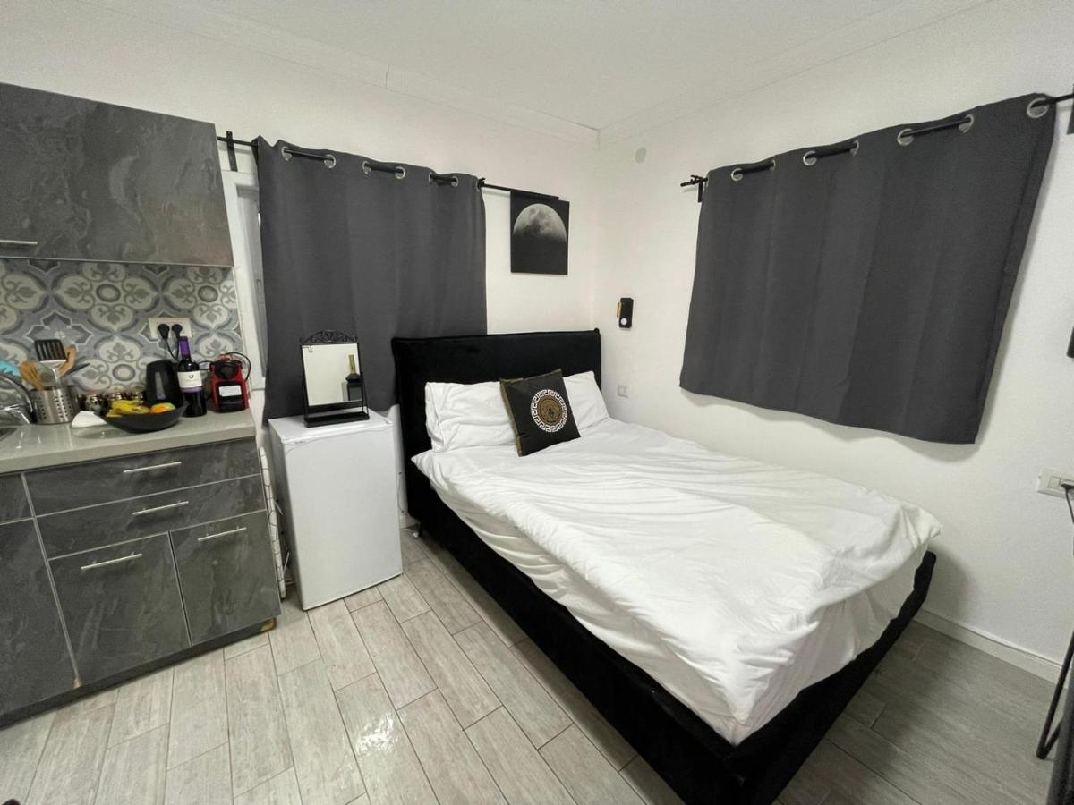 Apartamento דירת סטודיו יפיפיה על גג ומרפסת שמש ברחוב הירקון Tel Aviv Exterior foto