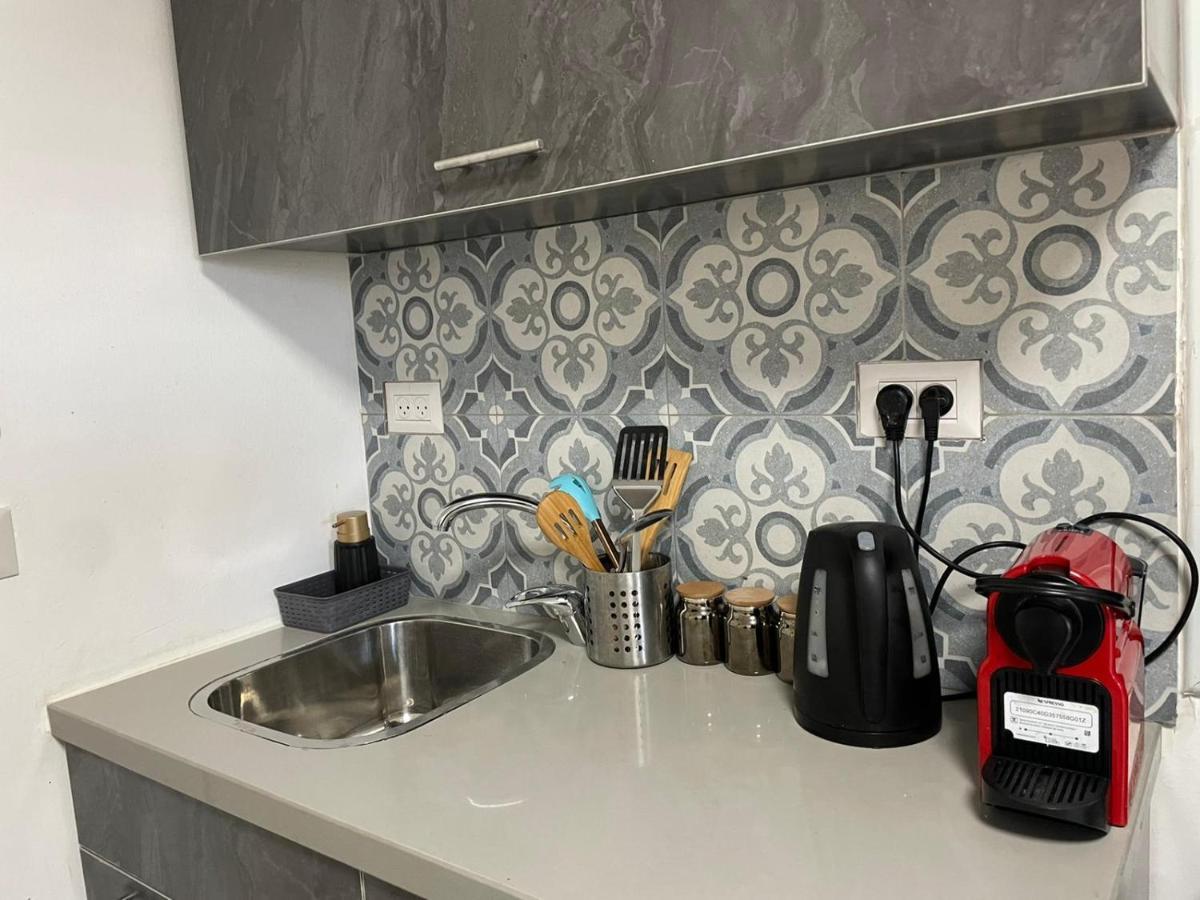 Apartamento דירת סטודיו יפיפיה על גג ומרפסת שמש ברחוב הירקון Tel Aviv Exterior foto